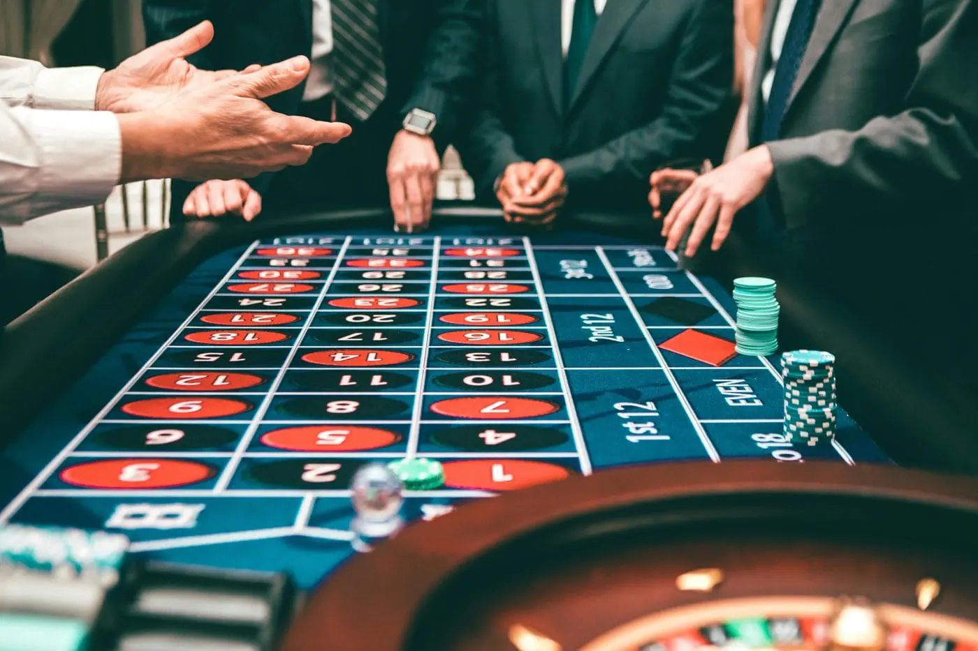 Table de poker professionnelle pour un tournoi organisé par L'As du Casino avec jetons et cartes.