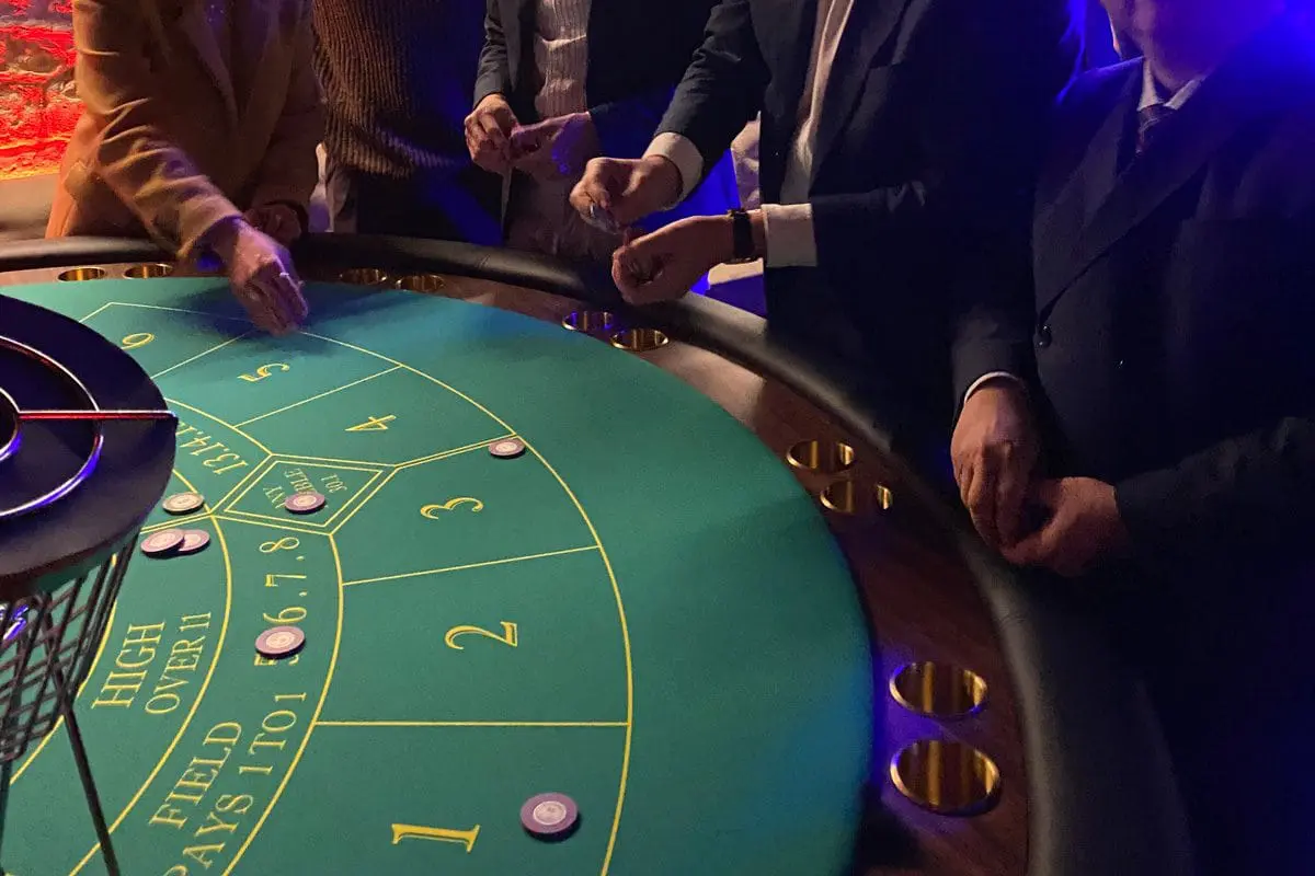 Événement casino entreprise avec tournoi poker et équipe en team building à Paris