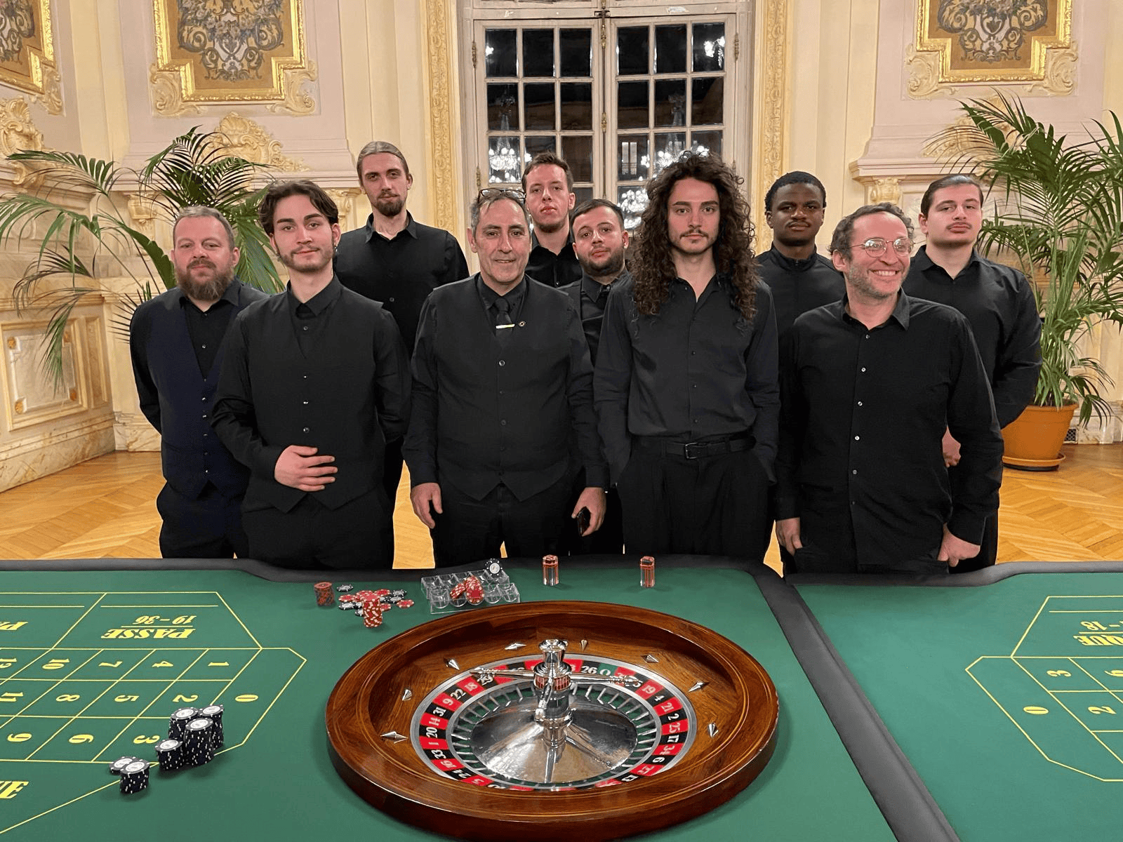 Table de roulette professionnelle factice avec croupier pour animation casino événementielle – L’As du Casino