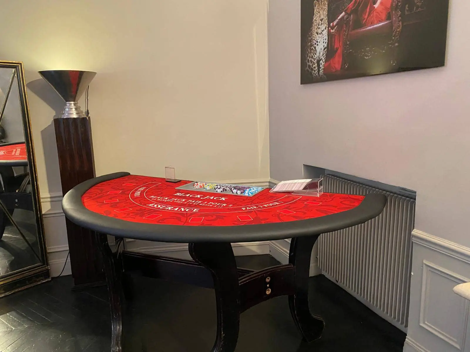 Table de blackjack professionnelle rouge avec tapis factice et jetons colorés, setup animation casino factice pour événements