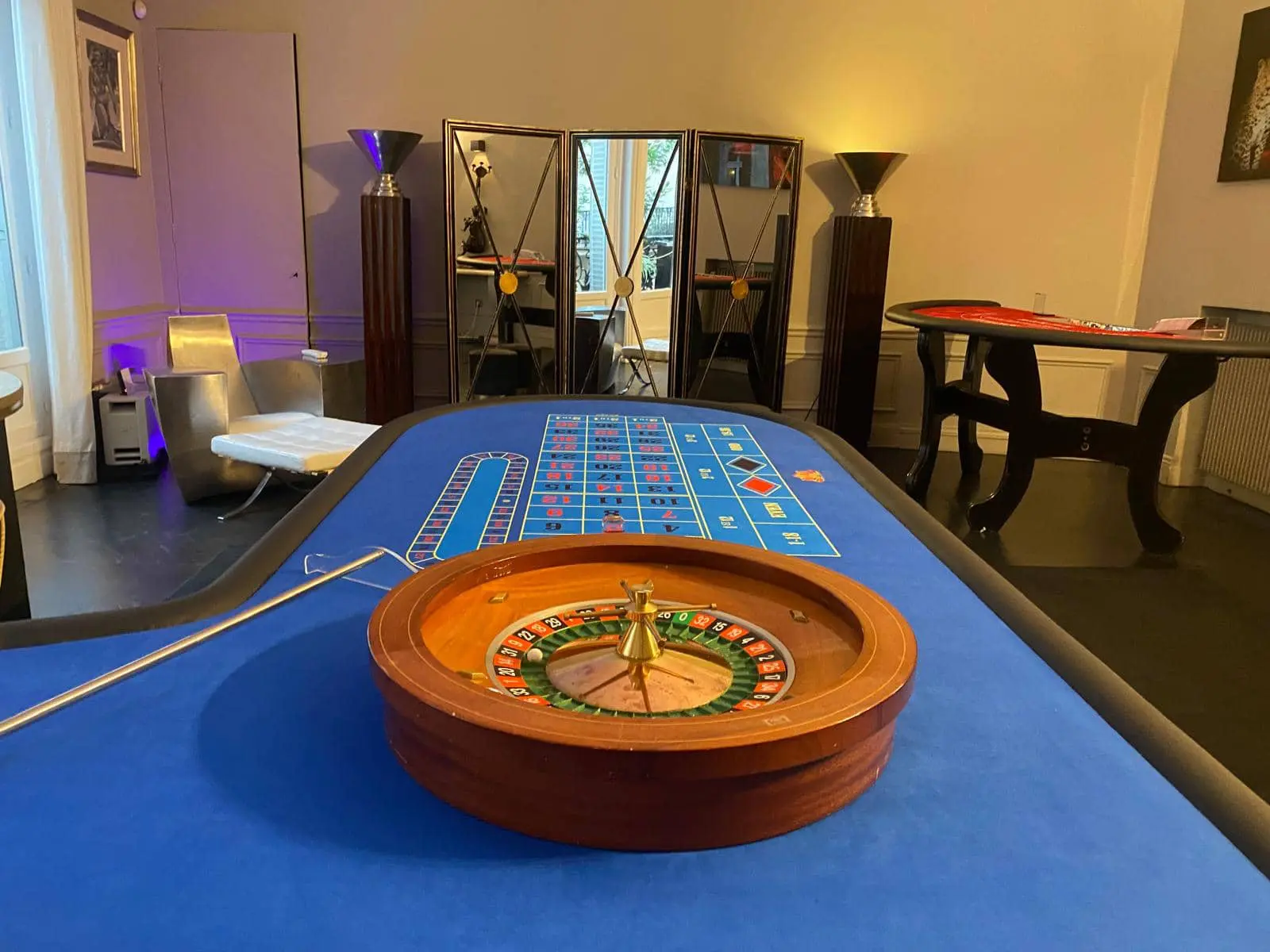 Table de roulette factice professionnelle bleue avec cylindre bois et éclairage élégant, animation casino soirée privée ou entreprise à Paris