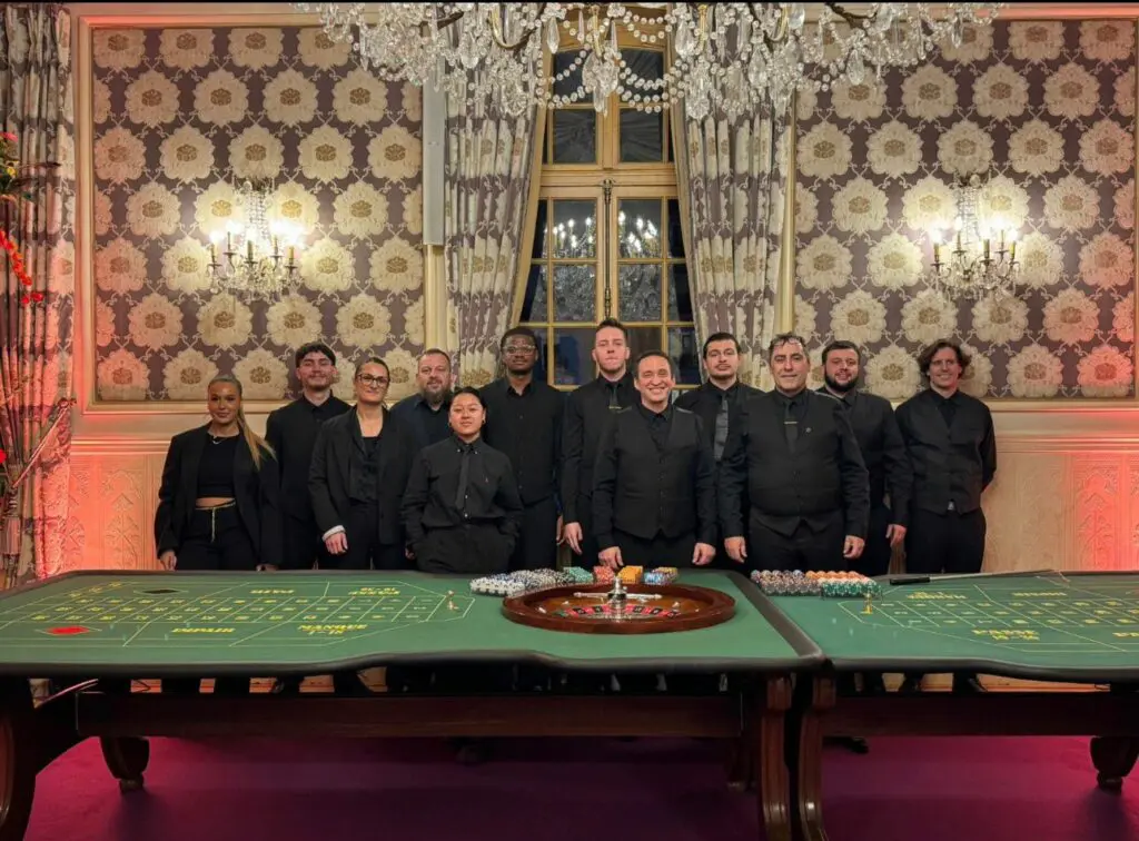 équipe croupiers professionnels L'As du Casino devant table roulette lors d'une soirée événementielle chic à Paris