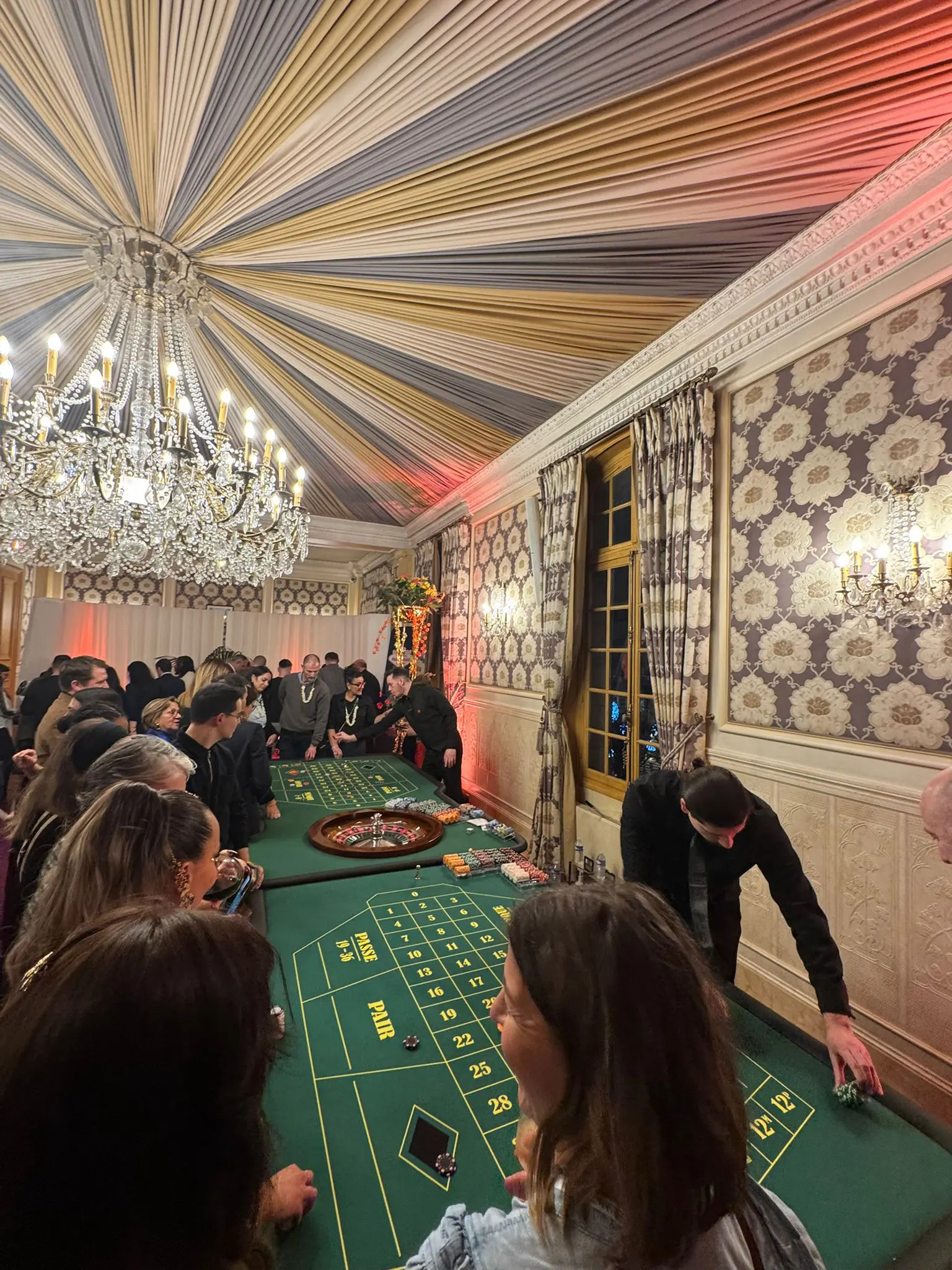 animation casino factice soirée chic premium avec croupier et roulette ambiance Las Vegas L'As du Casino Paris