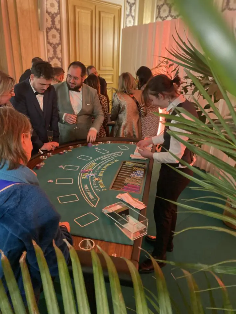 Animation table de Blackjack pour une soirée entreprise avec croupier professionnel et invités chaleureux.