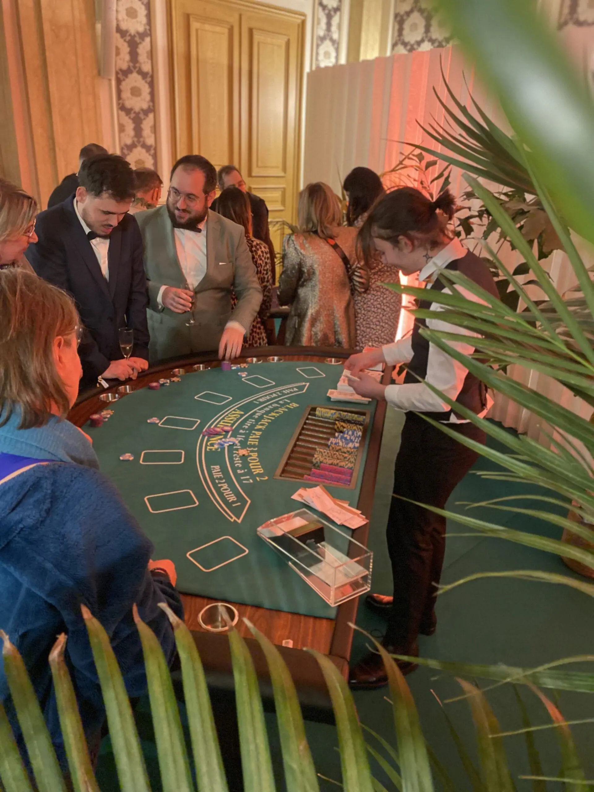 Animation table de Blackjack pour une soirée entreprise avec croupier professionnel et invités chaleureux.
