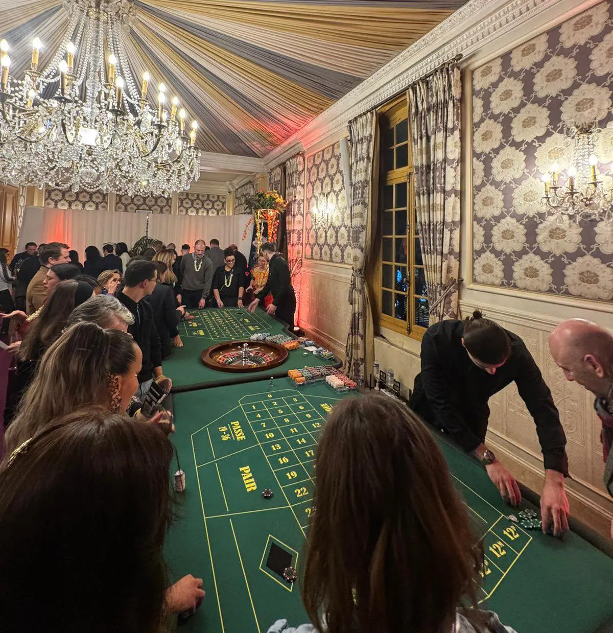 Animation soirée casino entreprise avec table de roulette et croupier professionnel en Île-de-France