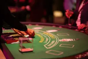 Lire la suite à propos de l’article <h1 class="entry-title">Règles du blackjack : comment jouer en soirée casino</h1>