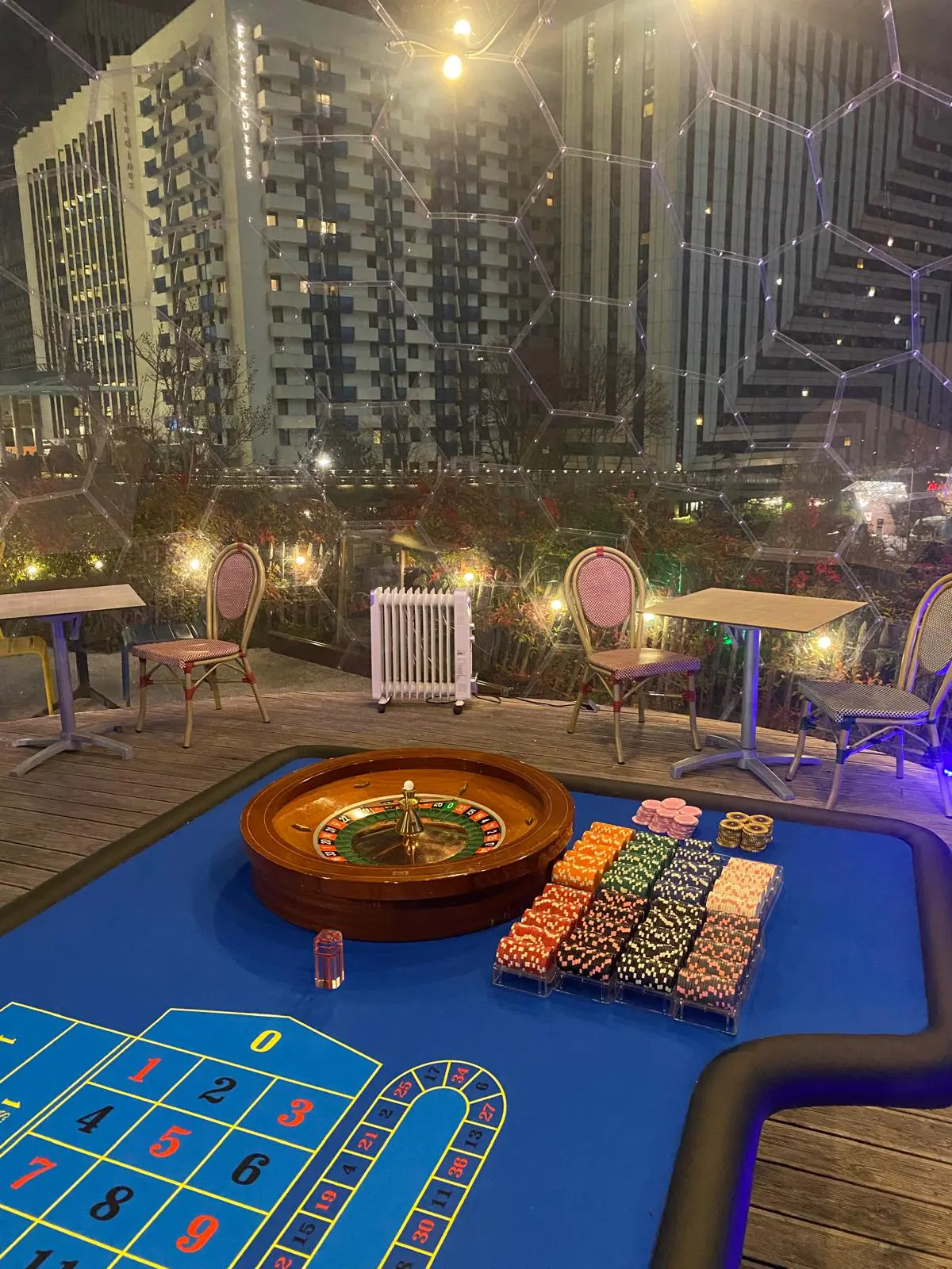 Table de roulette française factice installée sous un dôme géodésique pour un événement d'entreprise à Paris La Défense.