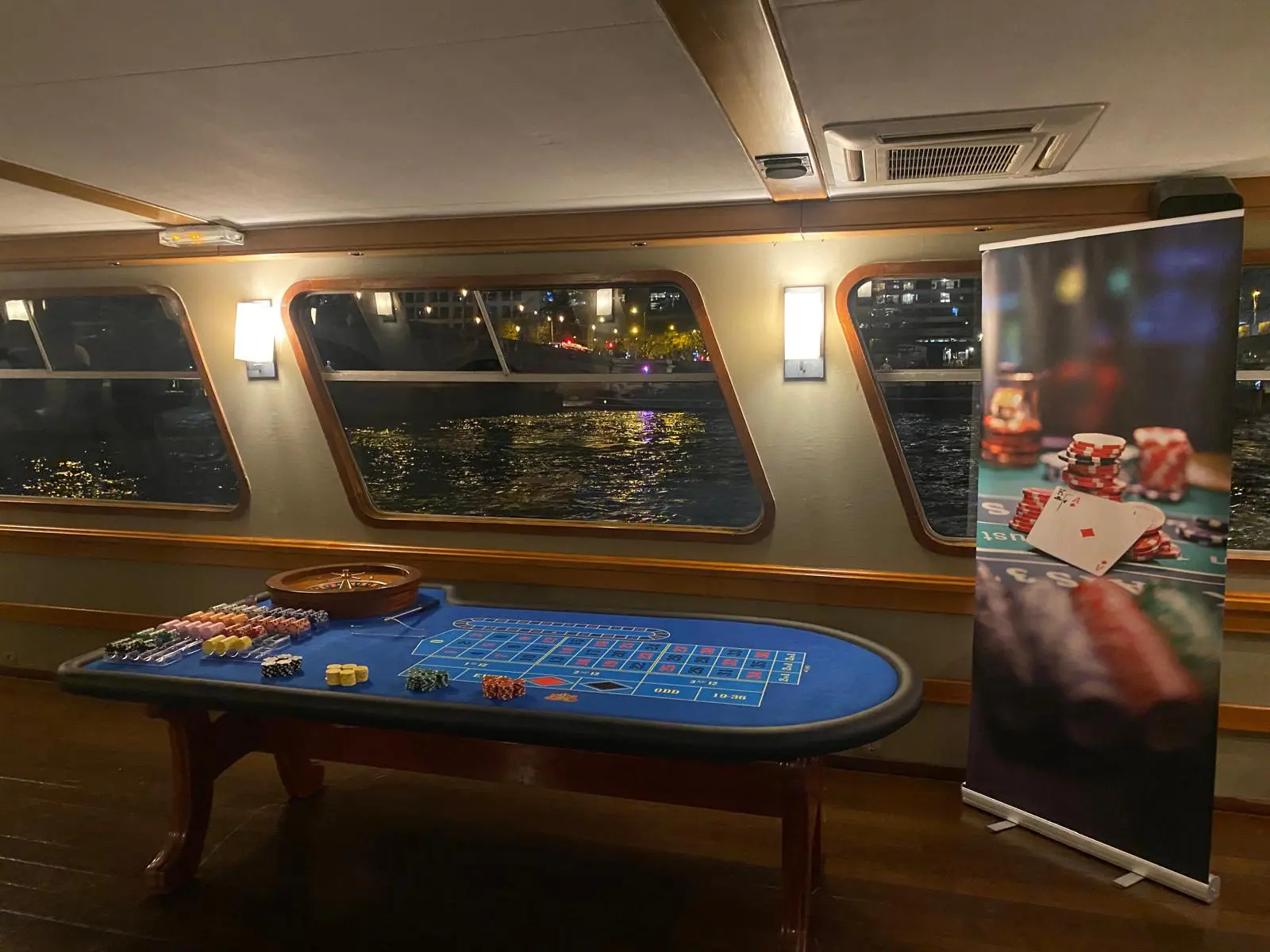 Table de roulette française professionnelle avec tapis bleu pour une prestation de casino factice à Paris.