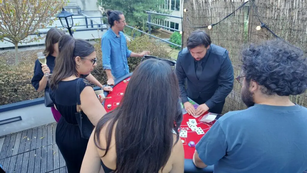 Animation casino Île-de-France avec tables de blackjack et croupiers professionnels en action