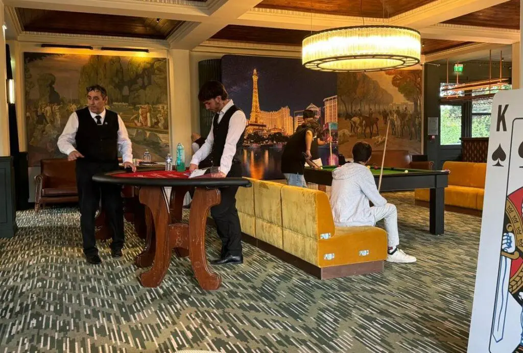 Croupiers de L'As du Casino installant une table de casino pour un séminaire d'entreprise en Île-de-France