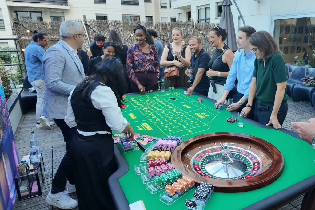 Invités jouant à la roulette lors d'une soirée casino d'entreprise animée par L'As du Casino en Île-de-France