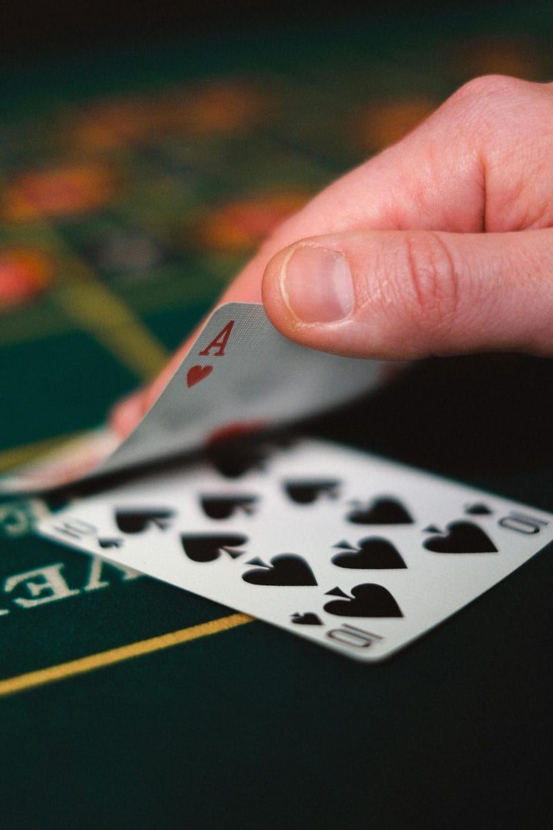 Joueurs autour d'une table de poker lors d'une soirée casino