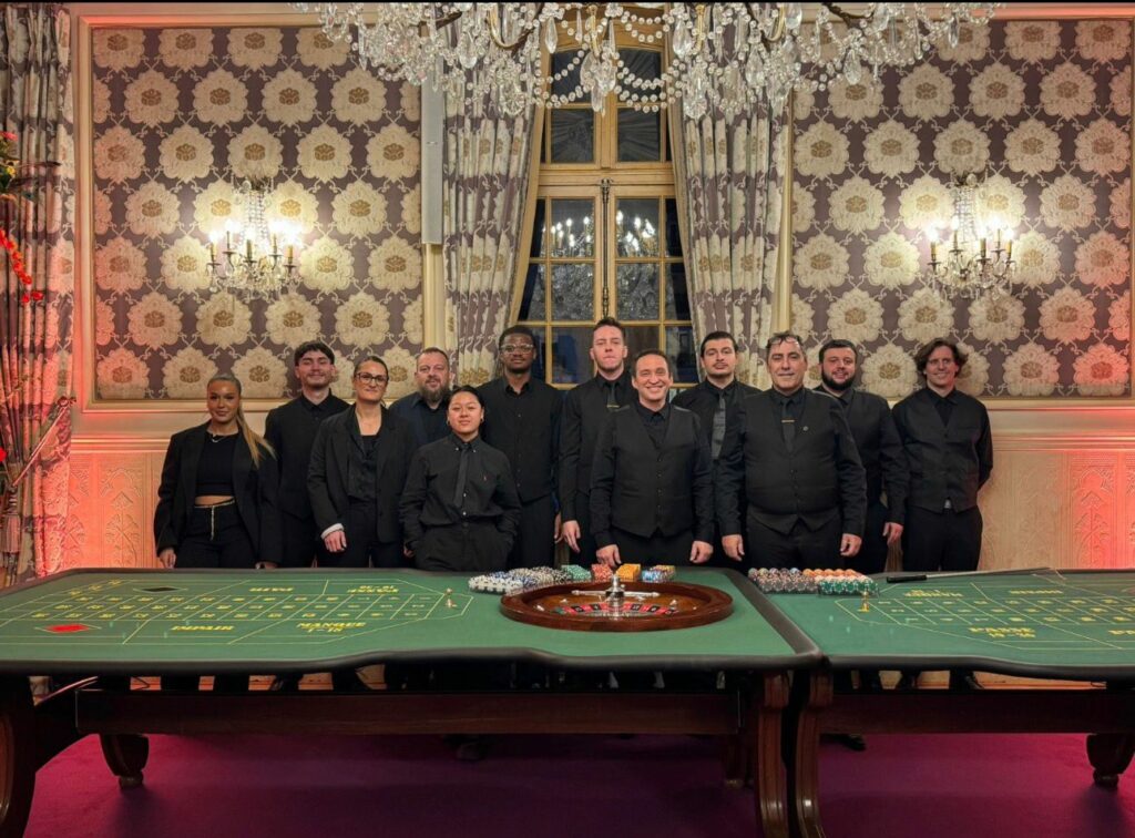 équipe croupiers professionnels L'As du Casino devant table roulette lors d'une soirée événementielle chic à Paris