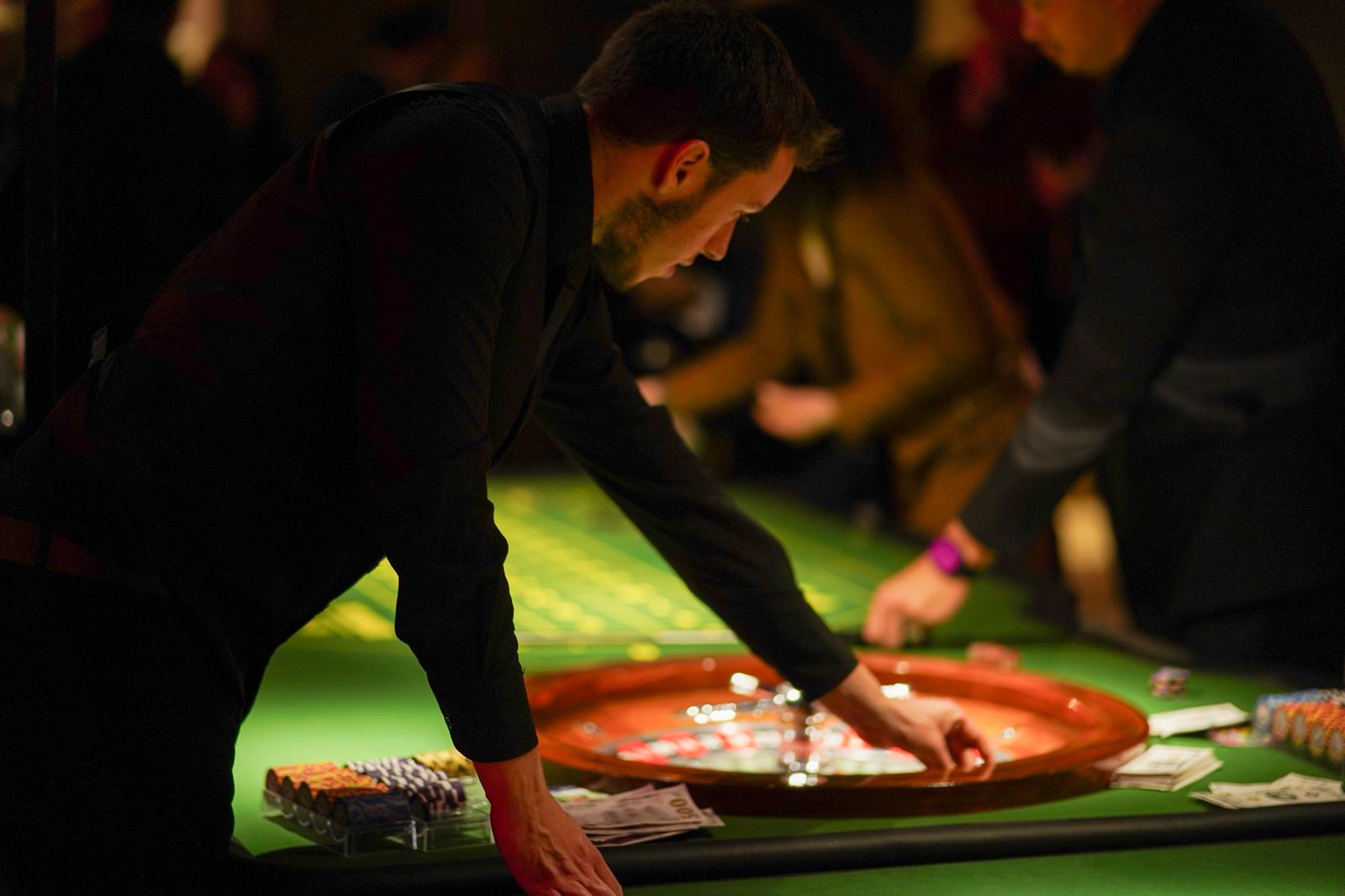 Team building casino — croupière animant une table de blackjack