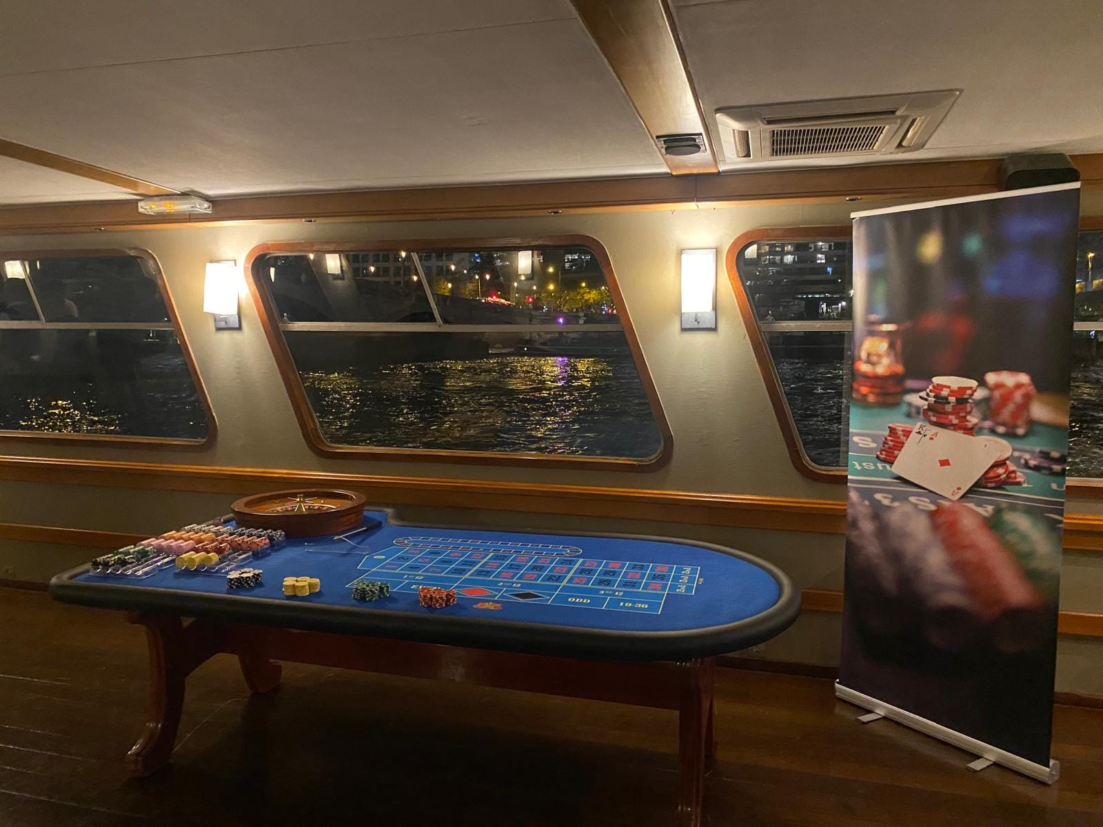 Table de roulette anglaise professionnelle avec tapis bleu pour une prestation de casino factice à Paris.