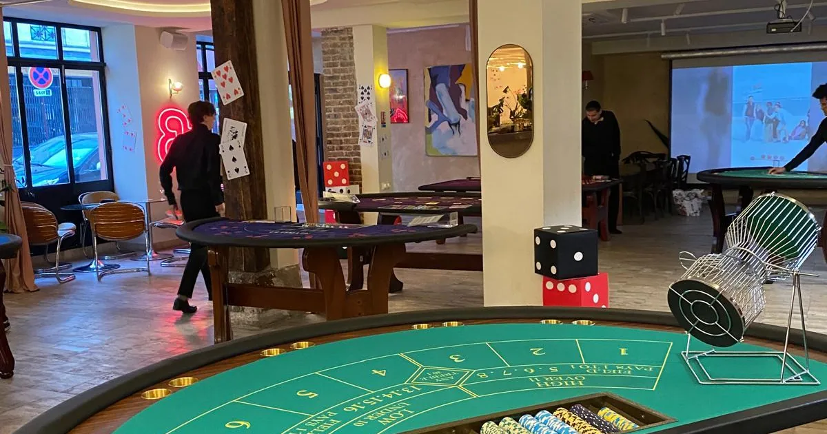 Salle équipée de plusieurs tables de casino avant l'ouverture — Paris 10e, septembre 2025