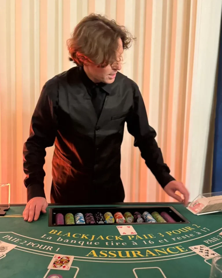 Croupier professionnel L'As du Casino distribuant les cartes à une table de blackjack