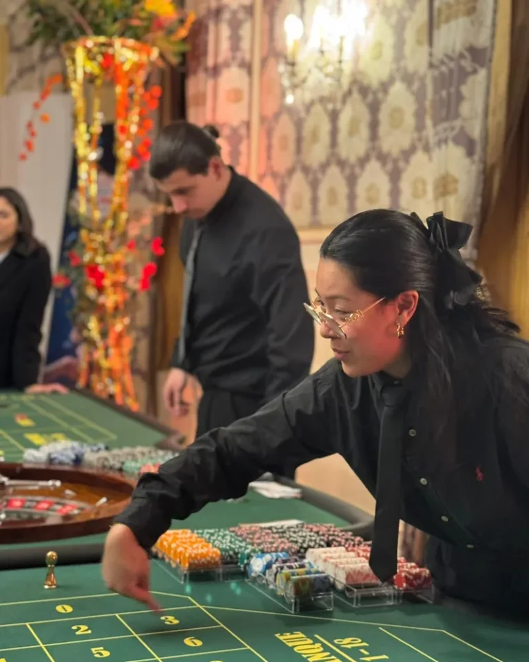 Croupière annonçant le résultat à une table de roulette lors d'une soirée de vœux