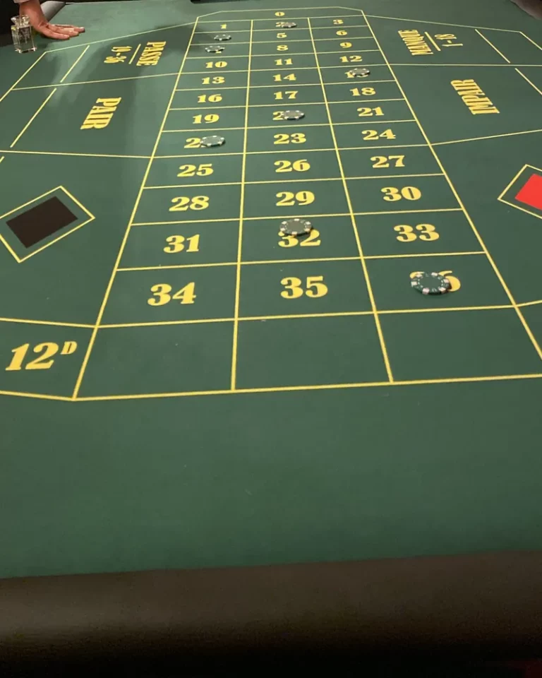 Tapis de roulette anglaise avec les mises des joueurs pendant une animation casino