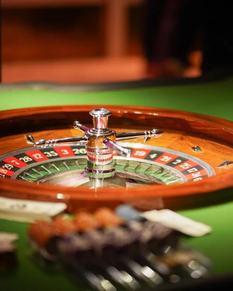 Gros plan sur le cylindre d'une roulette de casino et les jetons de jeu