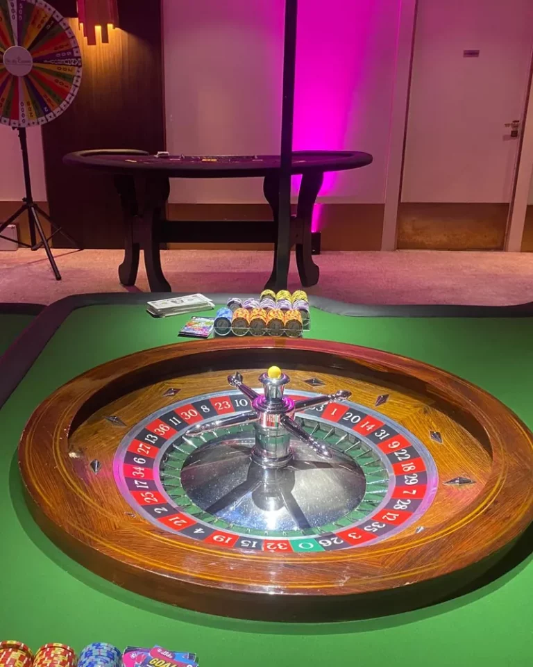 Cylindre de roulette et roue de la fortune dans une salle éclairée en rose, animation casino d'entreprise