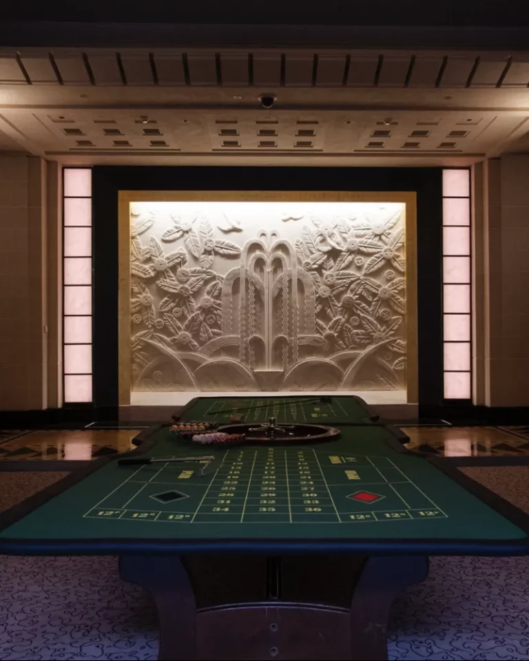 Table de roulette installée dans un hall Art déco pour une soirée casino de prestige à Paris