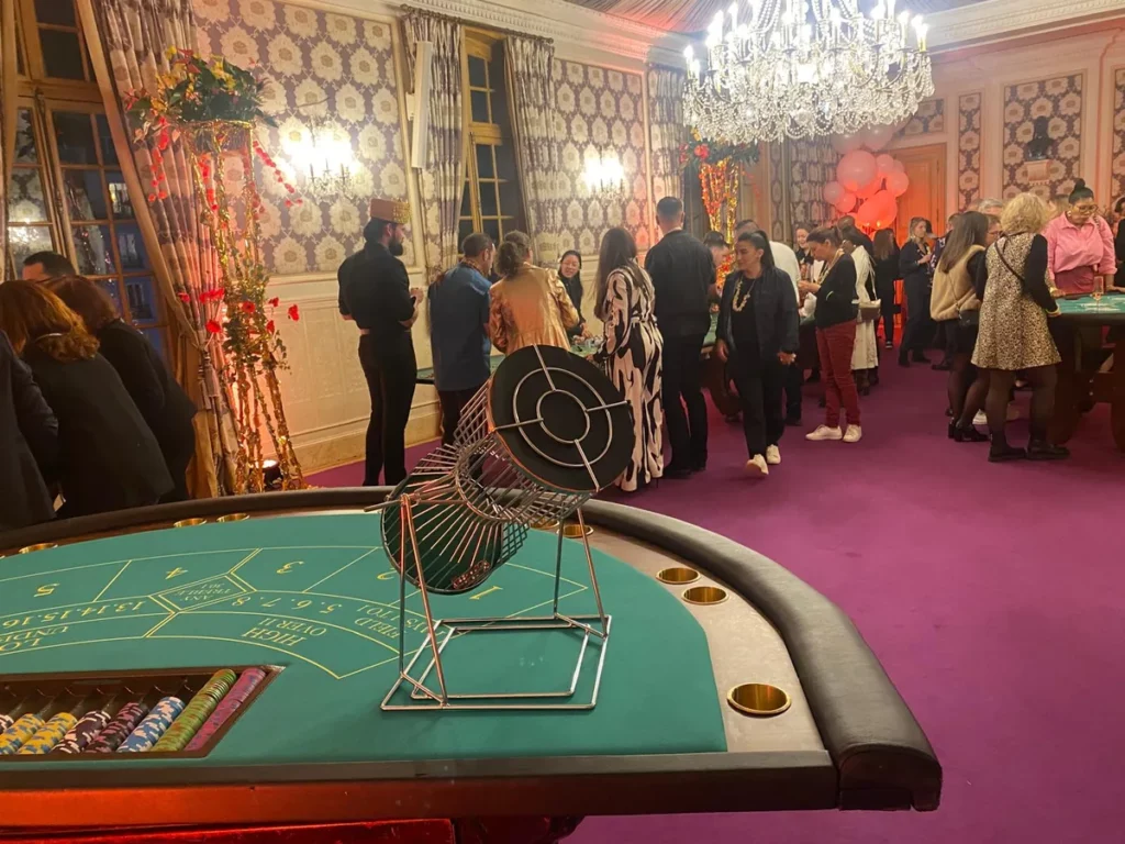 Collaborateurs autour des tables de casino lors d'une soirée de fin d'année en salon privatisé