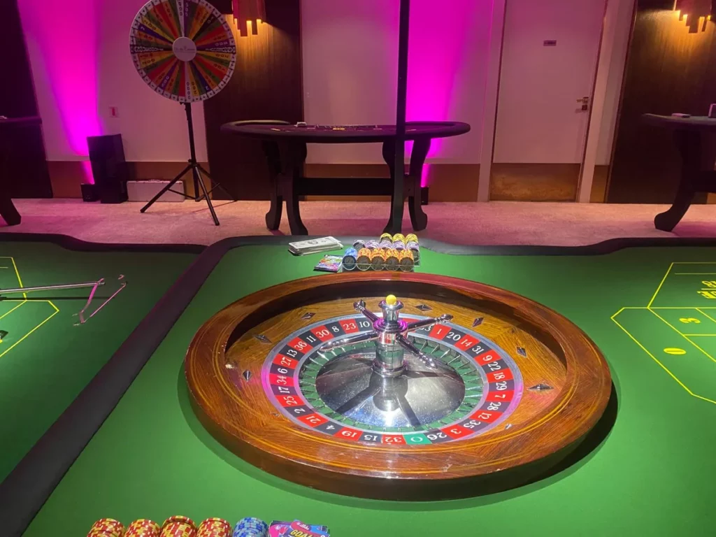 Table de roulette et roue de la fortune installées dans un salon de réception