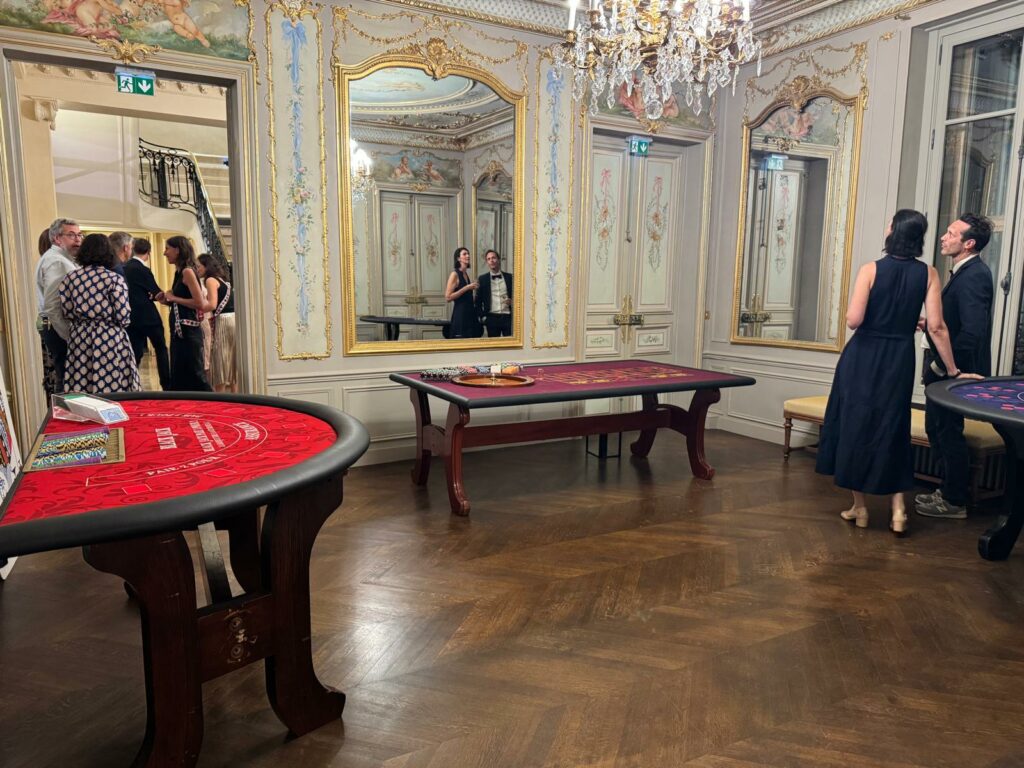 Trois tables de casino dans un salon d'époque